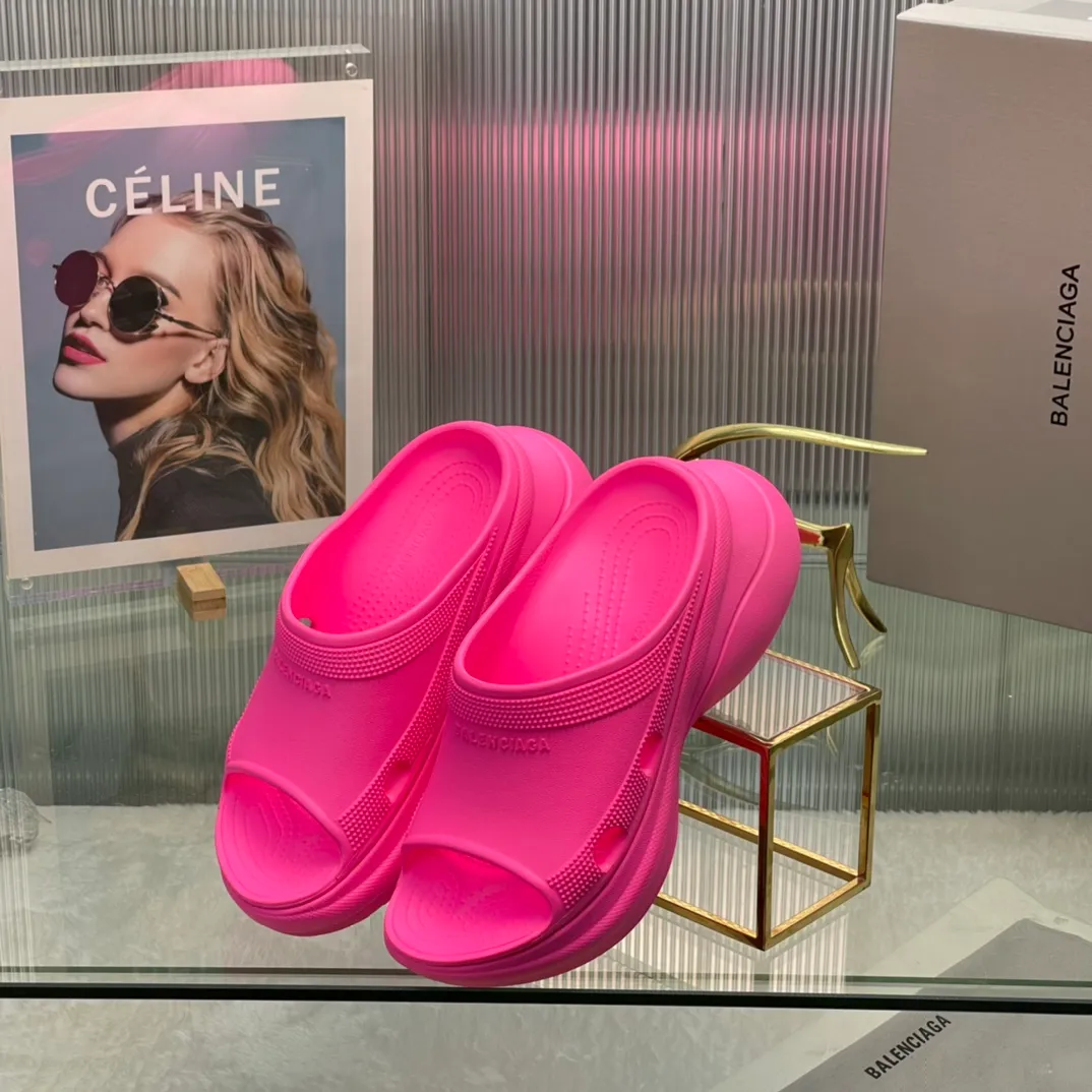 👟👟Ex-factory price 380👟👟 35-41 ‍🔥 ‍🔥 ‍🔥Balenciaga’s latest hole-in-the-wall slippers are now available! 🎉🎉🎉A sandal that is popular on Instagram, 🎊🎊🎊 and all major platforms of Xiaohongshu! Made of high-tech materials and molded in one piece, it is lightweight, wear-resistant, and waterproof! ✨✨✨ The heel height is 6CM. The colors are being added one after another to meet your various color combinations and different needs. A very cost-effective product!